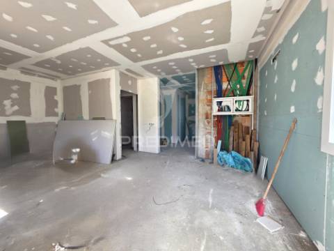 Moradia t3, em fase de remodelação – meia via, torres novas