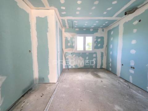 Moradia t3, em fase de remodelação – meia via, torres novas