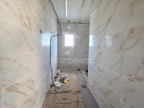 Moradia t3, em fase de remodelação – meia via, torres novas