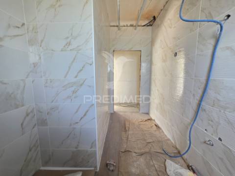 Moradia t3, em fase de remodelação – meia via, torres novas