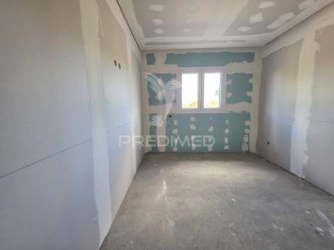 Moradia t3, em fase de remodelação – meia via, torres novas