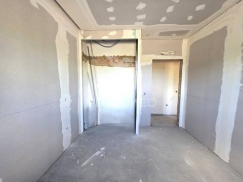 Moradia t3, em fase de remodelação – meia via, torres novas