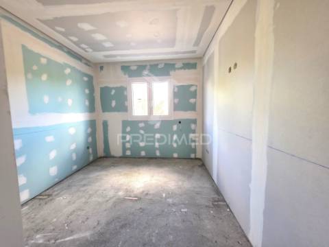 Moradia t3, em fase de remodelação – meia via, torres novas