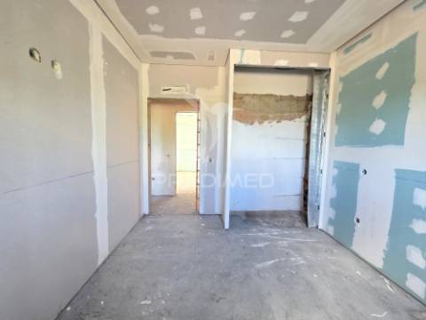 Moradia t3, em fase de remodelação – meia via, torres novas