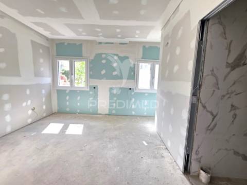 Moradia t3, em fase de remodelação – meia via, torres novas