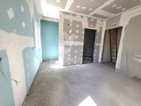 Moradia t3, em fase de remodelação – meia via, torres novas