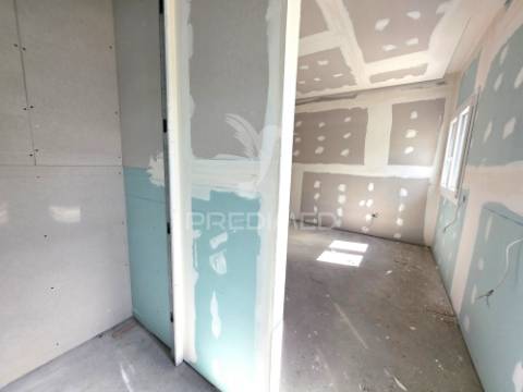 Moradia t3, em fase de remodelação – meia via, torres novas