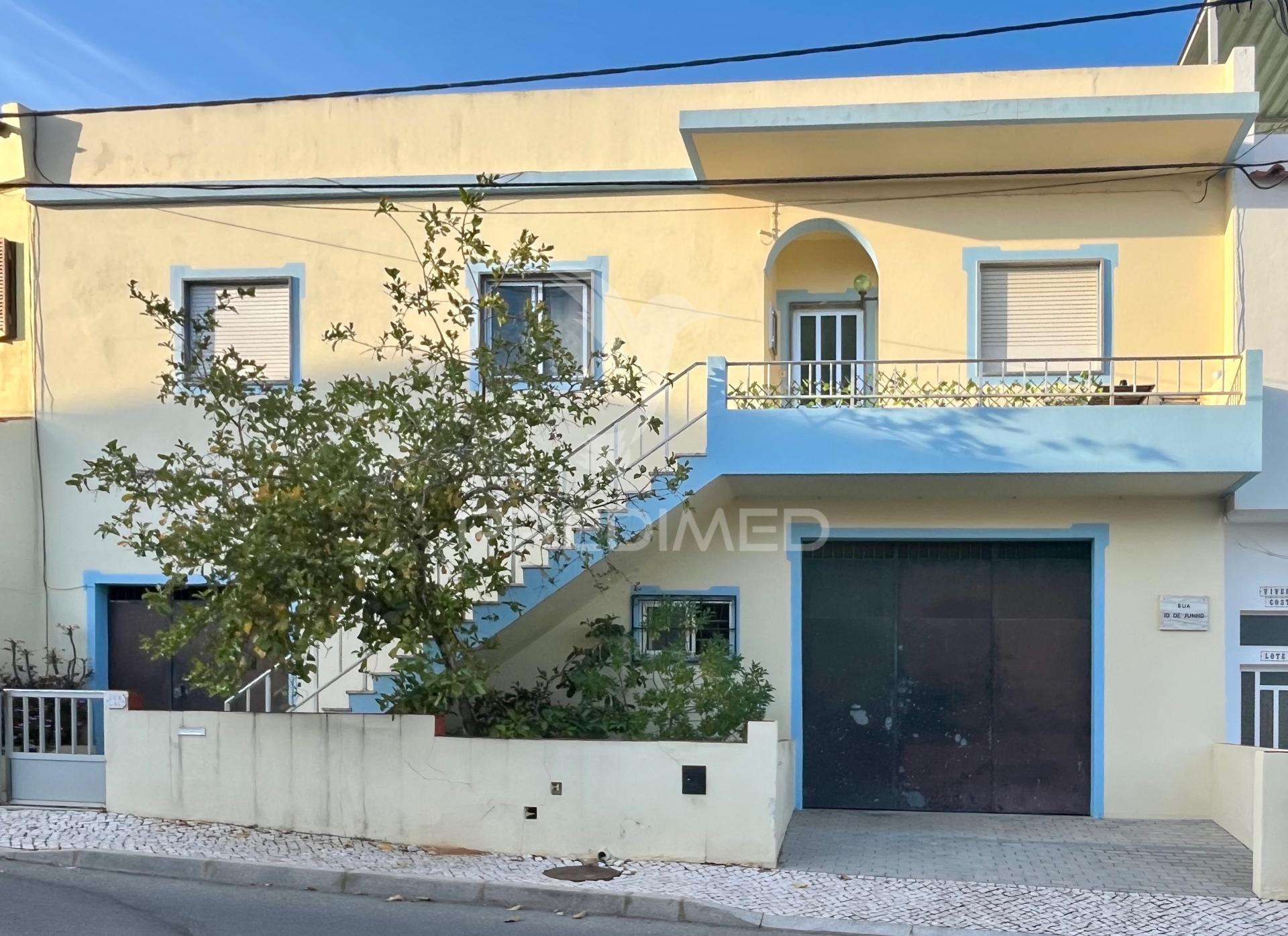 Moradia t3 com armazém/ garagem, anexo e terraço em portimão – grande potencial de rentabilidade