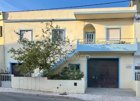 Moradia t3 com armazém/ garagem, anexo e terraço em portimão – grande potencial de rentabilidade