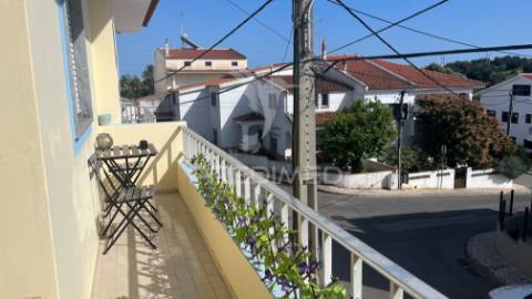 Moradia t3 com armazém/ garagem, anexo e terraço em portimão – grande potencial de rentabilidade