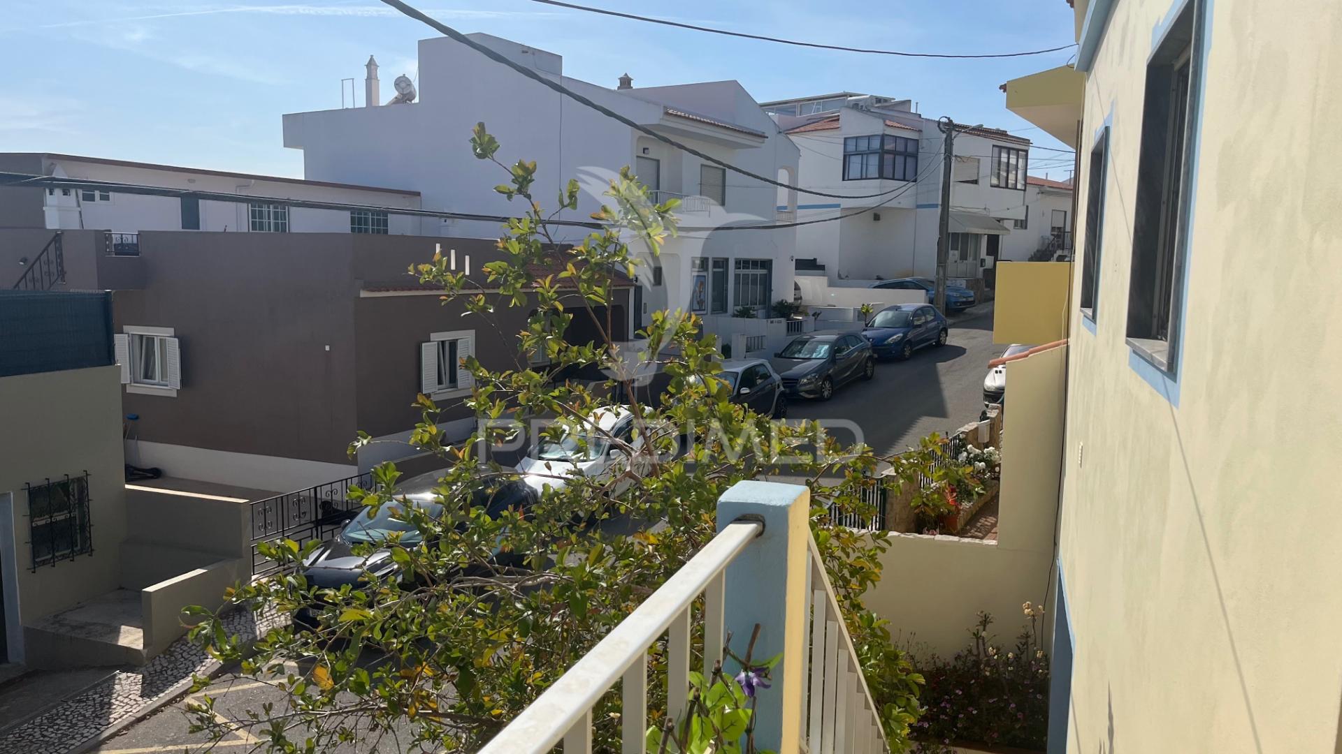 Moradia t3 com armazém/ garagem, anexo e terraço em portimão – grande potencial de rentabilidade