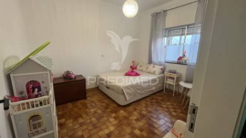 Moradia t3 com armazém/ garagem, anexo e terraço em portimão – grande potencial de rentabilidade