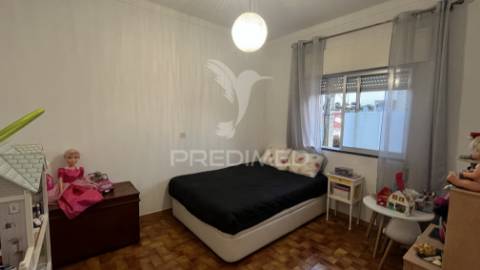 Moradia t3 com armazém/ garagem, anexo e terraço em portimão – grande potencial de rentabilidade