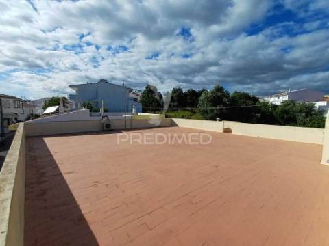 Moradia t3 com armazém/ garagem, anexo e terraço em portimão – grande potencial de rentabilidade