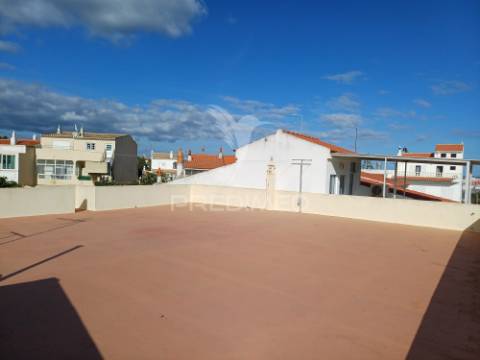 Moradia t3 com armazém/ garagem, anexo e terraço em portimão – grande potencial de rentabilidade