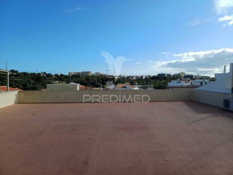 Moradia t3 com armazém/ garagem, anexo e terraço em portimão – grande potencial de rentabilidade