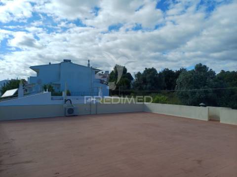 Moradia t3 com armazém/ garagem, anexo e terraço em portimão – grande potencial de rentabilidade