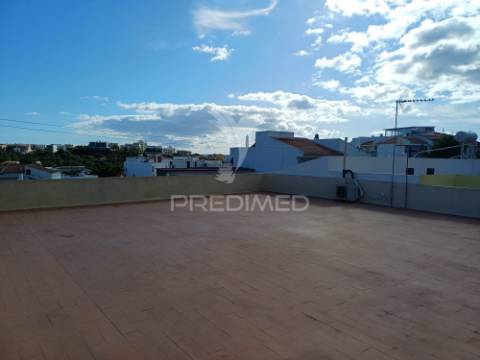 Moradia t3 com armazém/ garagem, anexo e terraço em portimão – grande potencial de rentabilidade