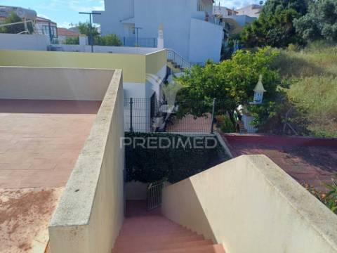 Moradia t3 com armazém/ garagem, anexo e terraço em portimão – grande potencial de rentabilidade