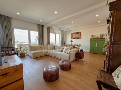 Excelente apartamento remodelado em almada com vista rio