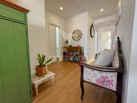 Excelente apartamento remodelado em almada com vista rio
