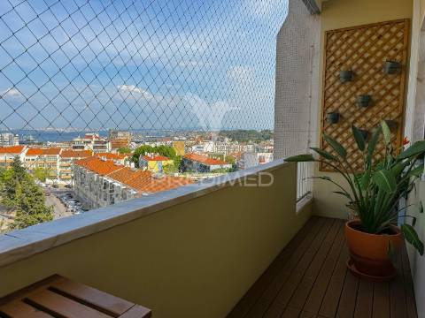 Excelente apartamento remodelado em almada com vista rio