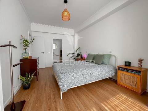 Excelente apartamento remodelado em almada com vista rio