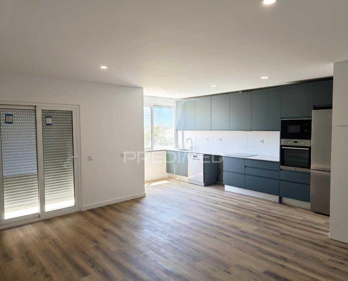 T2 renovado 86m em frente aqua portimão