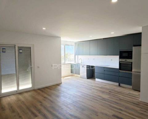 T2 renovado 86m em frente aqua portimão