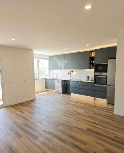 T2 renovado 86m em frente aqua portimão