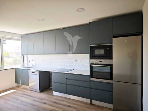 T2 renovado 86m em frente aqua portimão