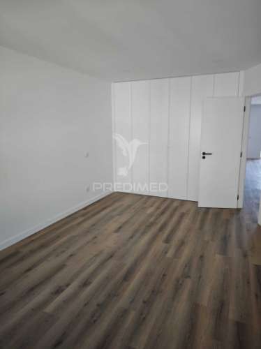 T2 renovado 86m em frente aqua portimão