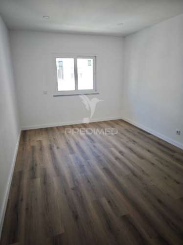 T2 renovado 86m em frente aqua portimão