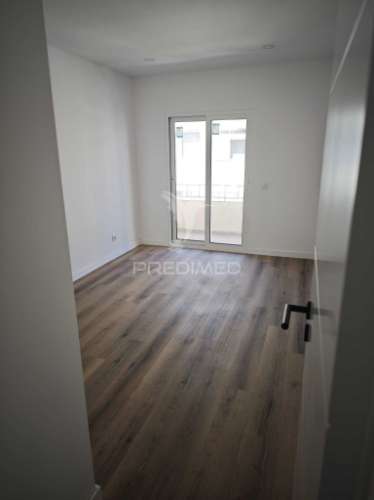 T2 renovado 86m em frente aqua portimão