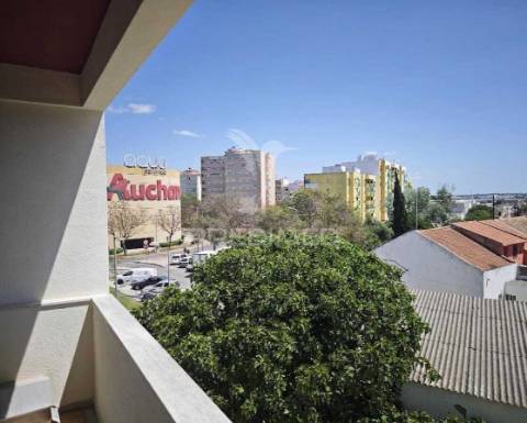 T2 renovado 86m em frente aqua portimão