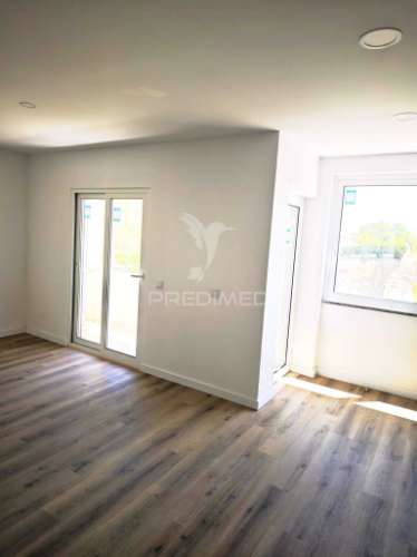 T2 renovado 86m em frente aqua portimão