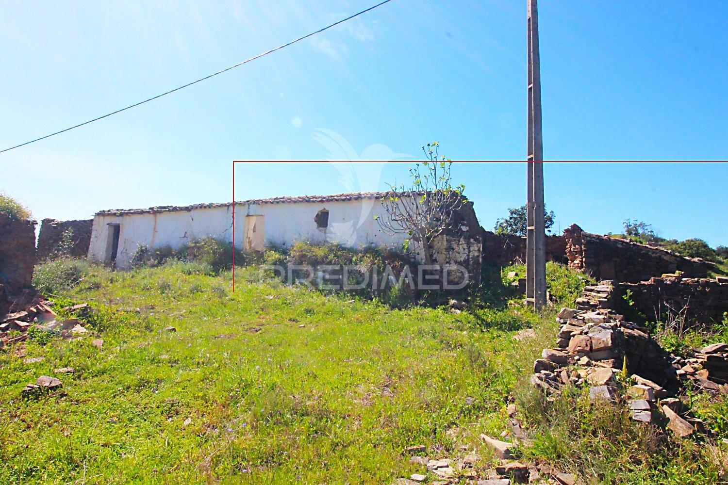 Ruína em pedra geminada, com terreno de 2,3 hectares