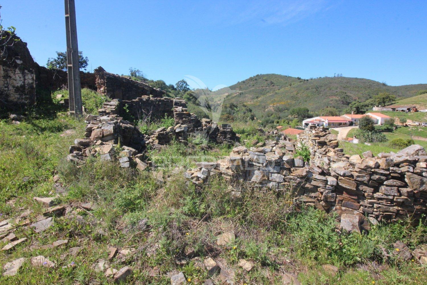 Ruína em pedra geminada, com terreno de 2,3 hectares