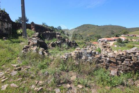 Ruína em pedra geminada, com terreno de 2,3 hectares
