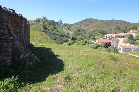 Ruína em pedra geminada, com terreno de 2,3 hectares