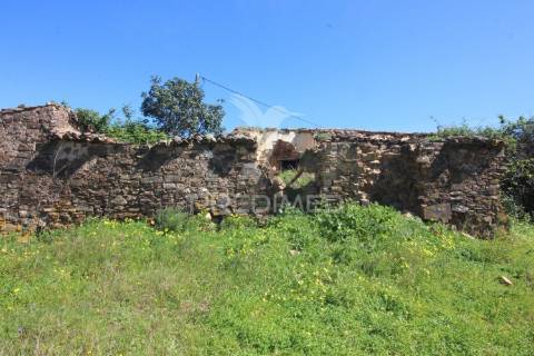 Ruína em pedra geminada, com terreno de 2,3 hectares