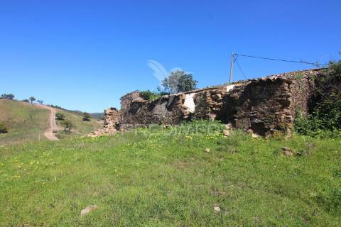 Ruína em pedra geminada, com terreno de 2,3 hectares