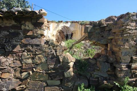 Ruína em pedra geminada, com terreno de 2,3 hectares
