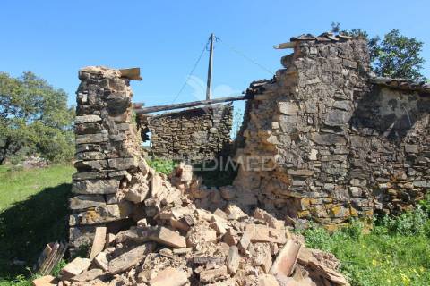 Ruína em pedra geminada, com terreno de 2,3 hectares