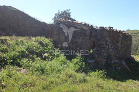 Ruína em pedra geminada, com terreno de 2,3 hectares