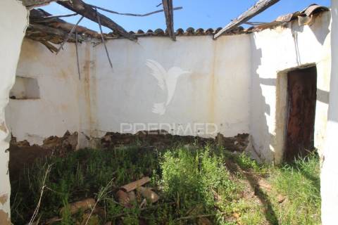 Ruína em pedra geminada, com terreno de 2,3 hectares