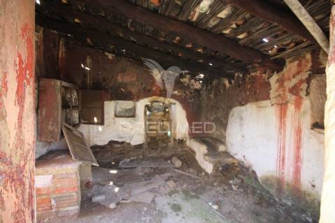 Ruína em pedra geminada, com terreno de 2,3 hectares