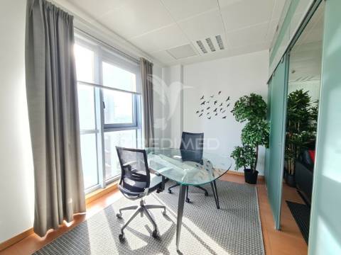 Escritório - vista rio, wc privado, mobília, estacionamento