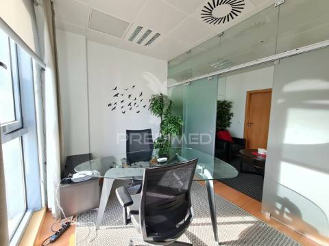 Escritório - vista rio, wc privado, mobília, estacionamento