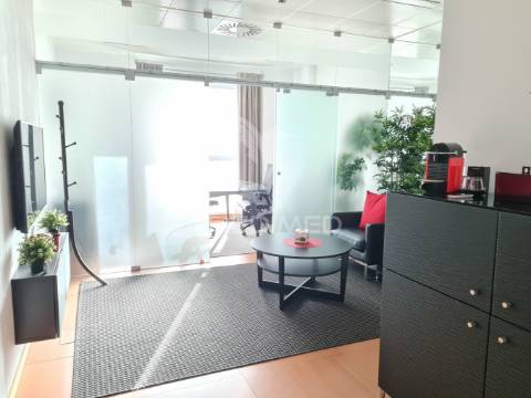 Escritório - vista rio, wc privado, mobília, estacionamento